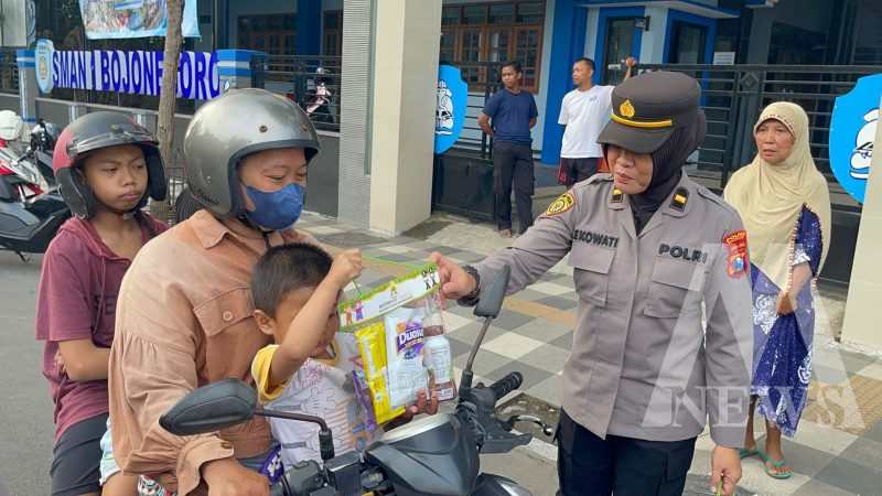 Polwan Polres Bojonegoro bagi takjil
