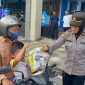 Polwan Polres Bojonegoro bagi takjil