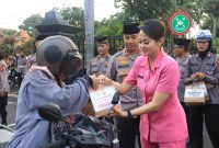 Kapolres Kediri Kota AKBP Bramastyo Priaji dan ketua Bhayangkari cabang Kediri Kota Ny. Ratih Bramastyo Priaji