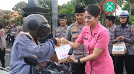 Kapolres Kediri Kota AKBP Bramastyo Priaji dan ketua Bhayangkari cabang Kediri Kota Ny. Ratih Bramastyo Priaji