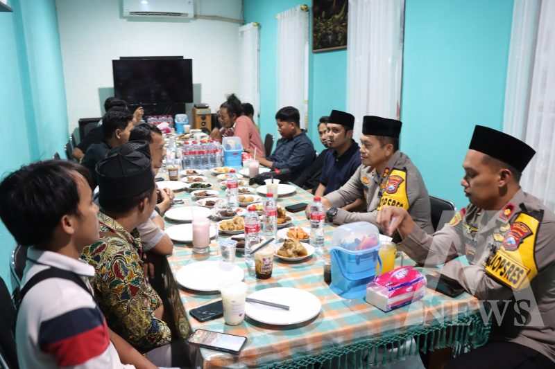 Kapolres Sumenep AKBP Henri Noveri Santoso dan komunitas jurnalis buka bersama