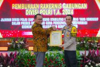 Kadiv Humas Polri Irjen Pol Shandi Nugroho terima sertifikasi ISO 9001: 2015 dari Vice President of corporate secretary PT Sucofindo Arifin