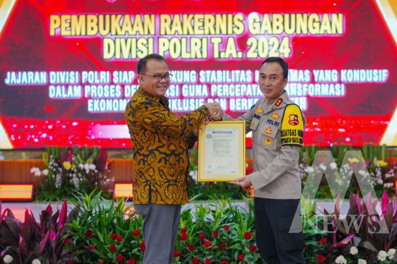 Kadiv Humas Polri Irjen Pol Shandi Nugroho terima sertifikasi ISO 9001: 2015 dari Vice President of corporate secretary PT Sucofindo Arifin