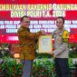 Kadiv Humas Polri Irjen Pol Shandi Nugroho terima sertifikasi ISO 9001: 2015 dari Vice President of corporate secretary PT Sucofindo Arifin