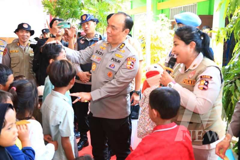 As-SDM Kapolri Irjen Pol Dedi Prasetyo kunjungi korban banjir Demak