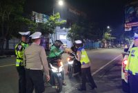 Satlantas Polres Bojonegoro patroli bagi nasi kotak ke warga