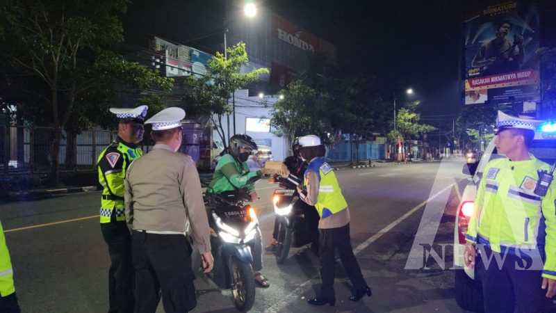 Satlantas Polres Bojonegoro patroli bagi nasi kotak ke warga