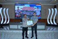 Kakanwil Kemenkumham Jatim kelas 2 non TPI Madiun Andro Eka Putra serahkan penghargaan ke Kapolres Madiun Kota AKBP Agus Dwi Suryanto