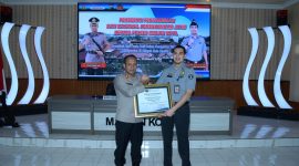 Kakanwil Kemenkumham Jatim kelas 2 non TPI Madiun Andro Eka Putra serahkan penghargaan ke Kapolres Madiun Kota AKBP Agus Dwi Suryanto