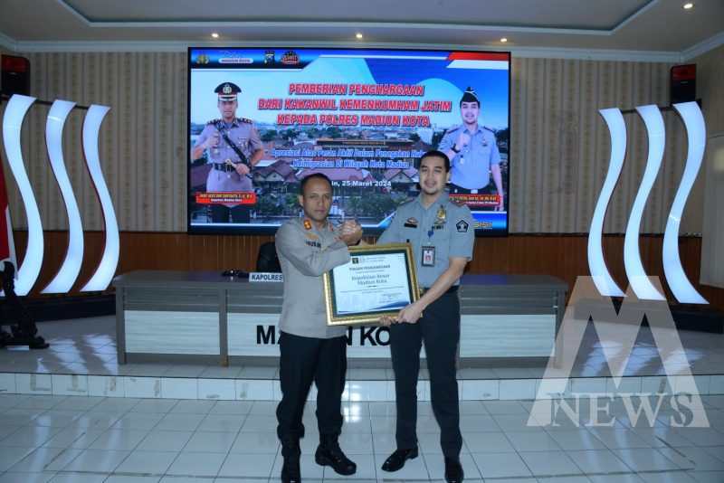 Kakanwil Kemenkumham Jatim kelas 2 non TPI Madiun Andro Eka Putra serahkan penghargaan ke Kapolres Madiun Kota AKBP Agus Dwi Suryanto