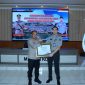 Kakanwil Kemenkumham Jatim kelas 2 non TPI Madiun Andro Eka Putra serahkan penghargaan ke Kapolres Madiun Kota AKBP Agus Dwi Suryanto