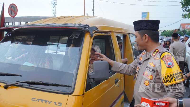 Kapolresta Sidoarjo Kombespol Christian Tobing berbagi berkah ramadhan
