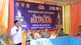 Kapolres Lamongan AKBP  Bobby A. Condroputra saat resmikan dan serahkan bantuan bedah rumah