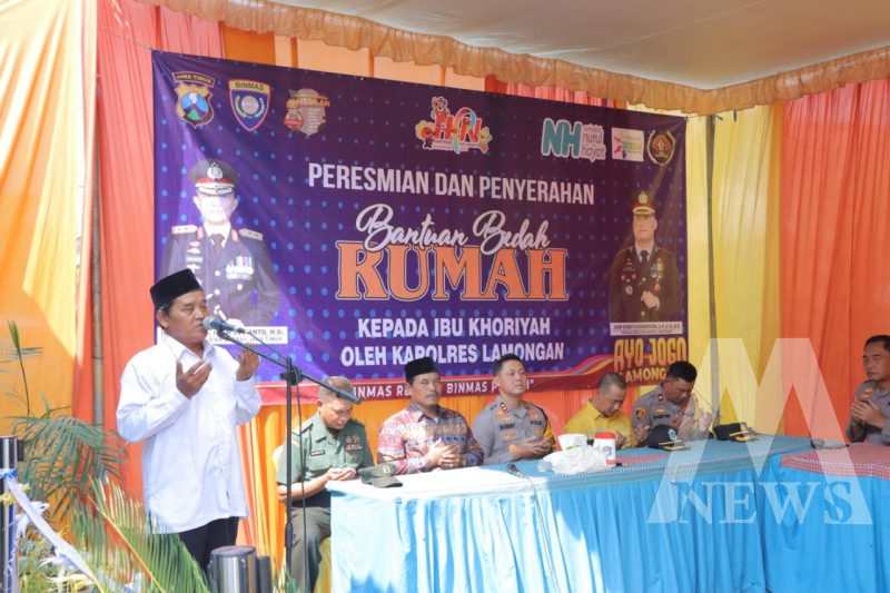 Kapolres Lamongan AKBP  Bobby A. Condroputra saat resmikan dan serahkan bantuan bedah rumah