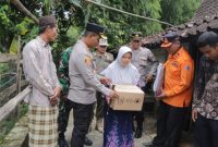 Kapolres Tuban AKBP Suryono dan BPBD beri bantuan warga terdampak gempa