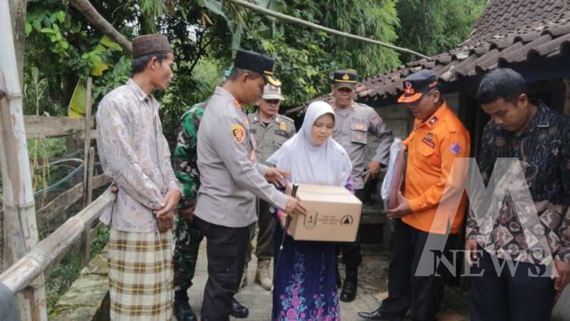 Kapolres Tuban AKBP Suryono dan BPBD beri bantuan warga terdampak gempa