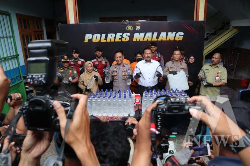 Wakapolres Malang Kompol Imam Mustolih ungkap kasus Miras