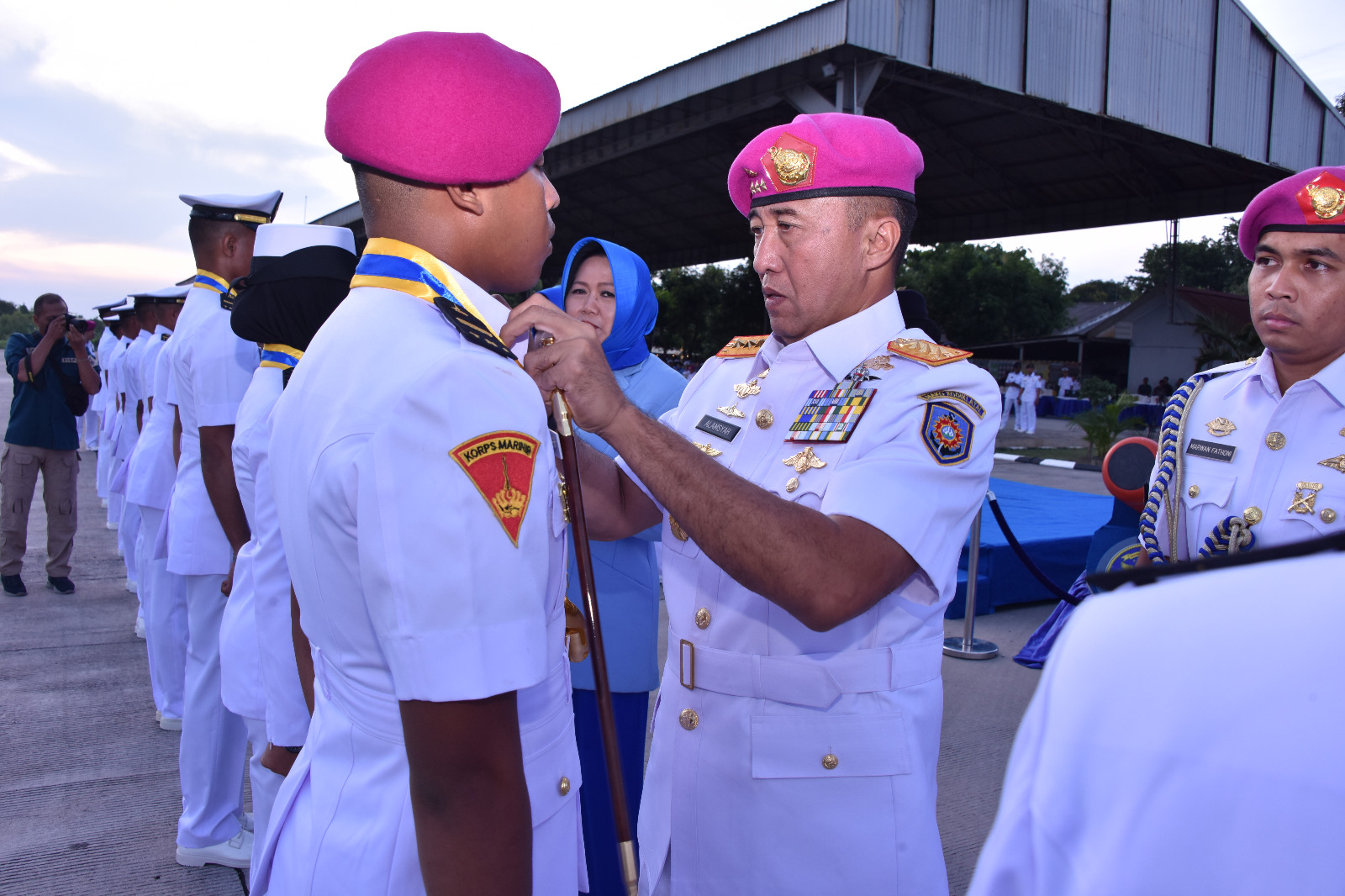 Dankodiklatal Letjen TNI Marinir Nur Alamsyah sematkan brevet penerbang ke siswa Dikpabang TNI AL