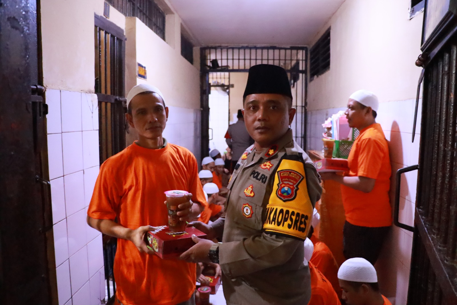 Wakapolres Tanjung Perak Kompol Ari Bayuaji buka bersama tahanan