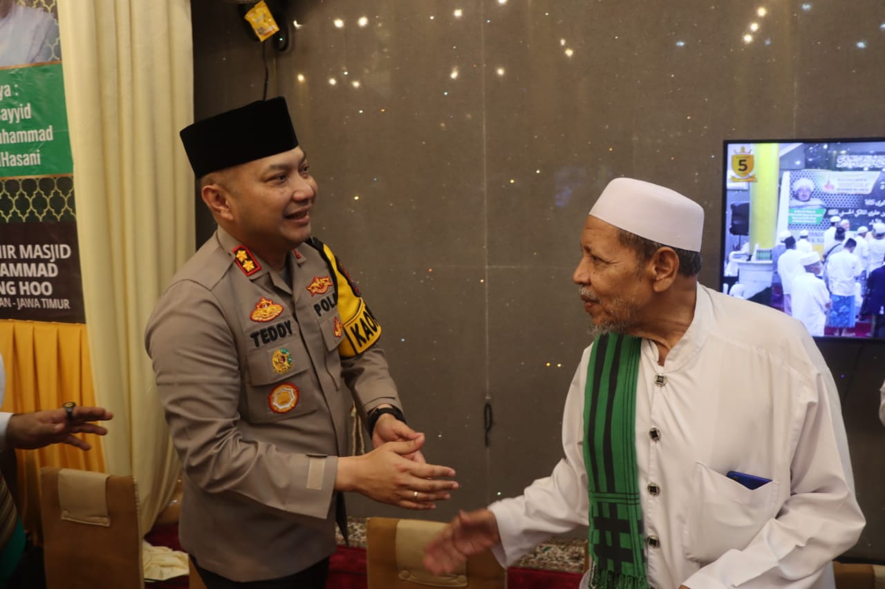 Kapolres Pasuruan AKBP Teddy Chandra bersama Habib Umar bin Abdullah Assegaf