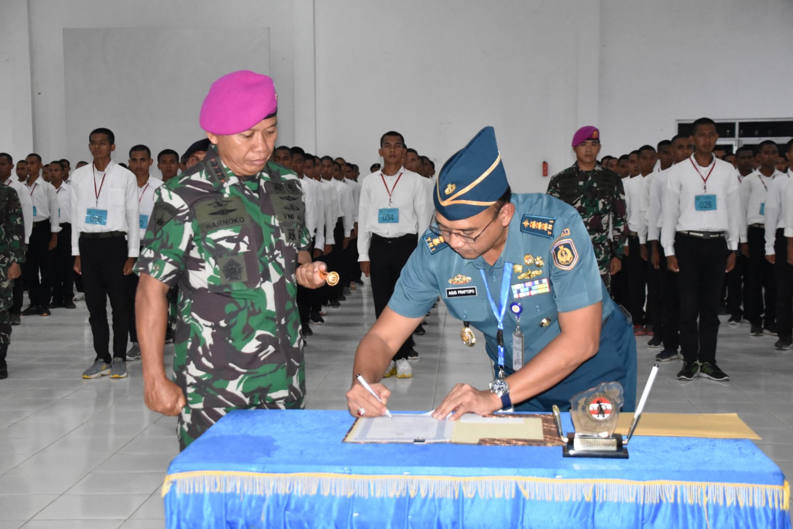 Ka Lapetal Kolonel Laut (P) Agus Praptopo Budi S., ke Dansatdik - 3 Kodiklatal Sorong Kolonel Marinir Harnoko