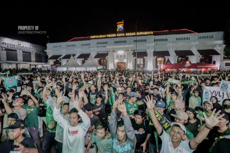 Meriah dan semarak bonek bonita nobar Persebaya vs Arema FC di Polrestabes Surabaya