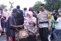 Kapolres Situbondo AKBP Dwi Sumrahadi Rakhmanto dan Bhayangkari cabang Situbondo bagi 500 paket takjil