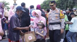 Kapolres Situbondo AKBP Dwi Sumrahadi Rakhmanto dan Bhayangkari cabang Situbondo bagi 500 paket takjil