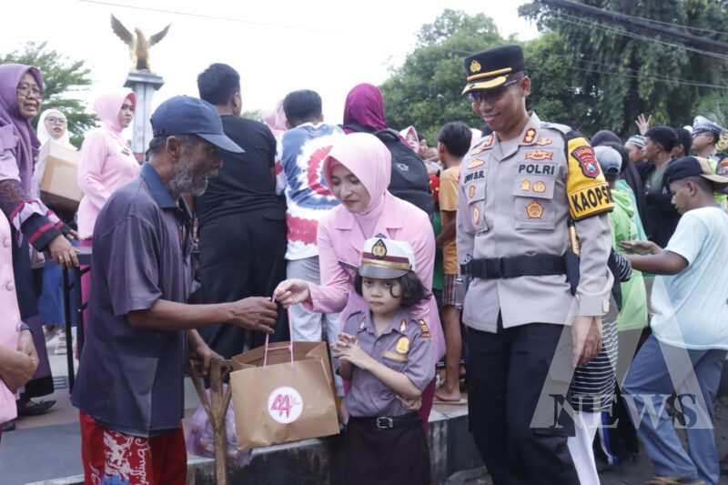 Kapolres Situbondo AKBP Dwi Sumrahadi Rakhmanto dan Bhayangkari cabang Situbondo bagi 500 paket takjil
