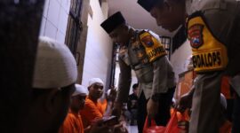 Wakapolres Tanjung Perak Kompol Ari Bayuaji buka puasa bersama tahanan