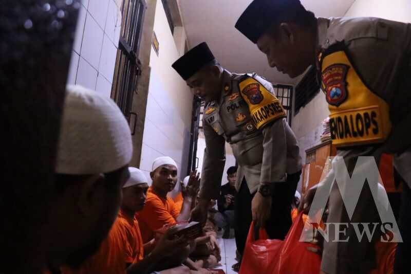 Wakapolres Tanjung Perak Kompol Ari Bayuaji buka puasa bersama tahanan