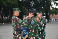 Danpuslatdiksarmil Kodiklatal Kolonel Laut (P) Irwan S.P. Siagian resmi tupdik siswa Dikmata