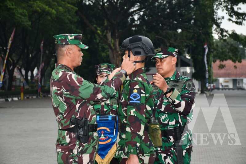 Danpuslatdiksarmil Kodiklatal Kolonel Laut (P) Irwan S.P. Siagian resmi tupdik siswa Dikmata