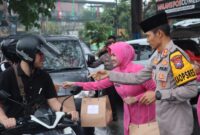 Kapolres Batu AKBP Oskar Syamsuddin dan ketua Bhayangkari cabang Batu Ny. Raudiah Oskar berbagi takjil