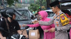 Kapolres Batu AKBP Oskar Syamsuddin dan ketua Bhayangkari cabang Batu Ny. Raudiah Oskar berbagi takjil