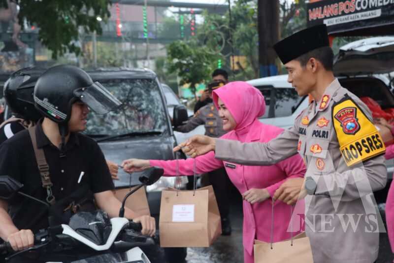 Kapolres Batu AKBP Oskar Syamsuddin dan ketua Bhayangkari cabang Batu Ny. Raudiah Oskar berbagi takjil