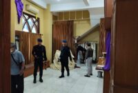 Satbrimob Polda Jatim sterilisasi gereja di Jum'at Agung