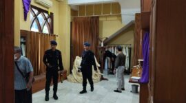 Satbrimob Polda Jatim sterilisasi gereja di Jum'at Agung