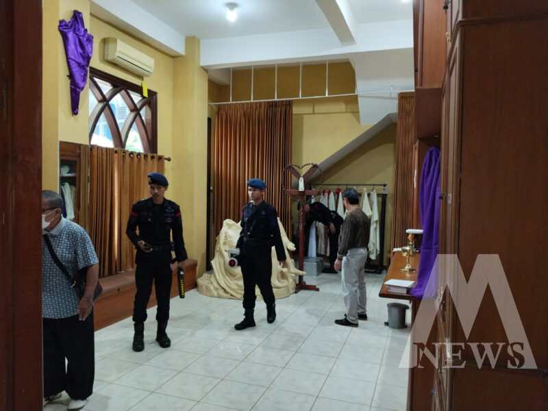Satbrimob Polda Jatim sterilisasi gereja di Jum'at Agung