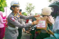 Polres Bangkalan dan Bhayangkari berbagi takjil