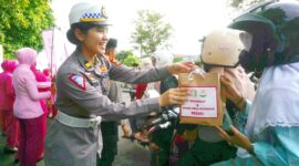 Polres Bangkalan dan Bhayangkari berbagi takjil