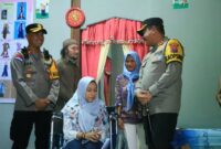 Kapolres Ngawi AKBP Argowiyono bantu warga berkebutuhan khusus
