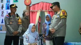 Kapolres Ngawi AKBP Argowiyono bantu warga berkebutuhan khusus
