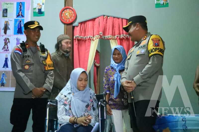 Kapolres Ngawi AKBP Argowiyono bantu warga berkebutuhan khusus