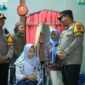 Kapolres Ngawi AKBP Argowiyono bantu warga berkebutuhan khusus