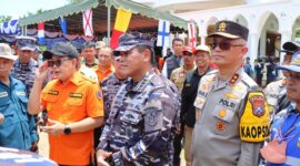 Kapolda Jatim Irjen Pol Drs. Imam Sugianto dampingi KASAL Laksamana TNI Dr. Muhammad Ali Bansos ke Bawean