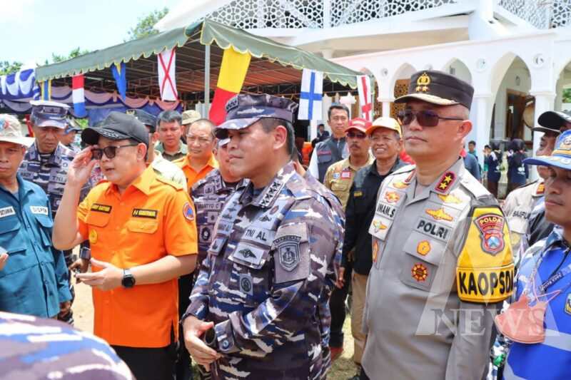 Kapolda Jatim Irjen Pol Drs. Imam Sugianto dampingi KASAL Laksamana TNI Dr. Muhammad Ali Bansos ke Bawean