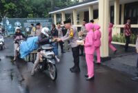 Kapolres Bondowoso AKBP Lintar Mahardhono bagi takjil dan sosialisasi terkait penitipan barang berharga