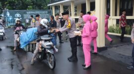 Kapolres Bondowoso AKBP Lintar Mahardhono bagi takjil dan sosialisasi terkait penitipan barang berharga