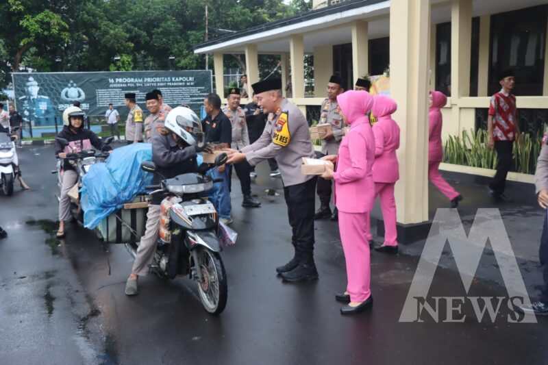 Kapolres Bondowoso AKBP Lintar Mahardhono bagi takjil dan sosialisasi terkait penitipan barang berharga